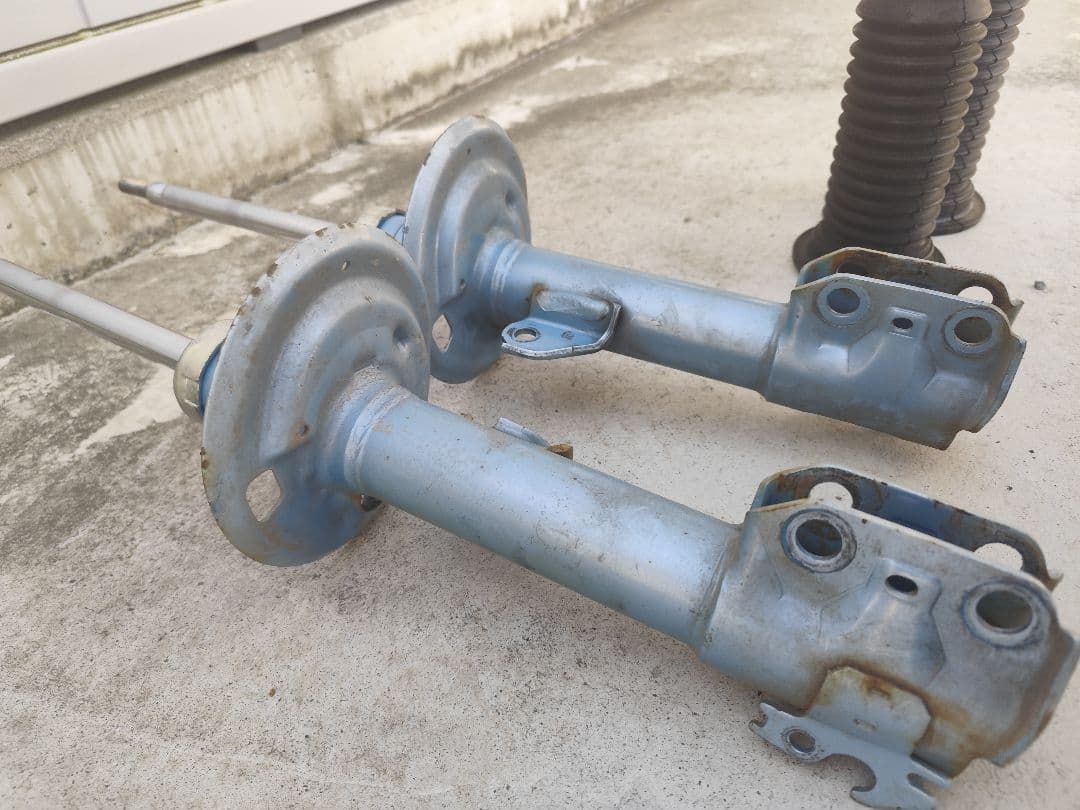 アクア　ヴィッツ　カヤバ　KYB　newSR　フロントショック　ダストブーツ付き