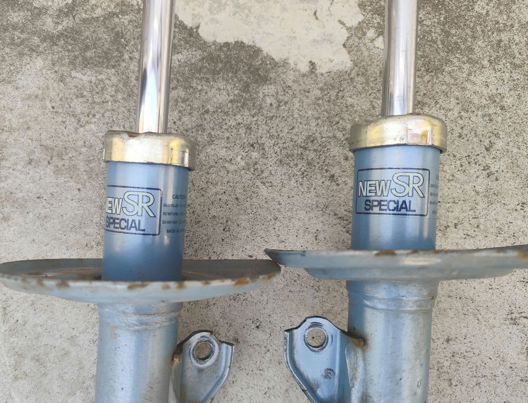 アクア　ヴィッツ　カヤバ　KYB　newSR　フロントショック　ダストブーツ付き