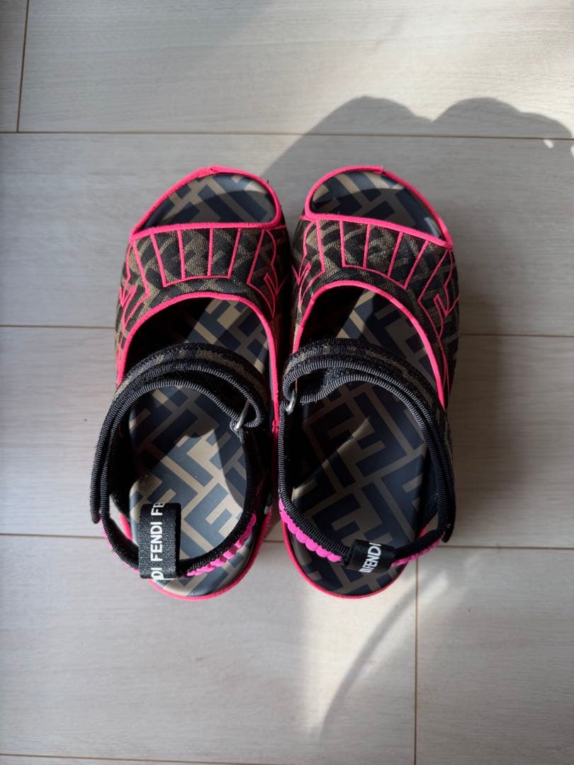 FENDI ブラック ピンク サンダル