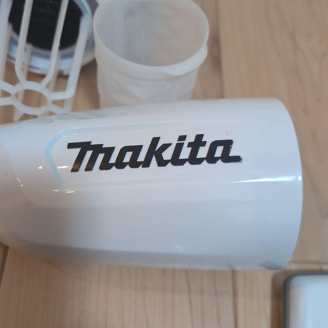 マキタ充電式クリーナーCL106FD バッテリー、充電器付