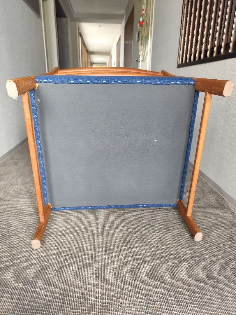 デンマーク　チーク　木製フレーム 青いクッション 　1人掛けチェア　肘掛け