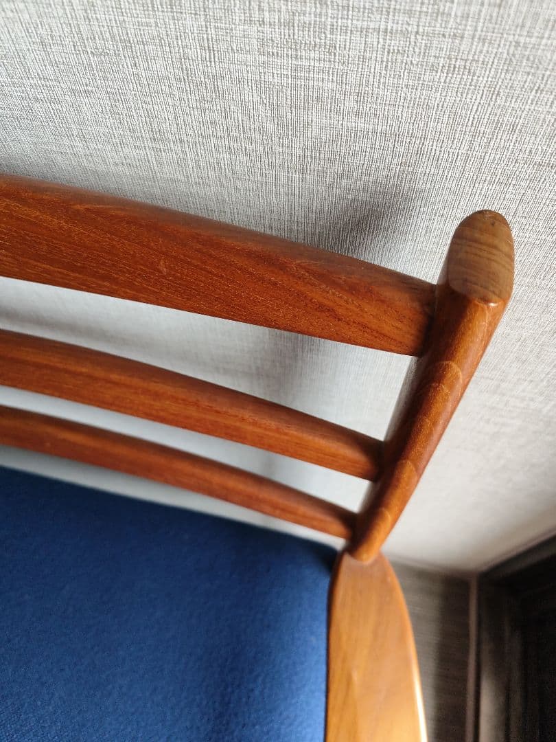 デンマーク　チーク　木製フレーム 青いクッション 　1人掛けチェア　肘掛け