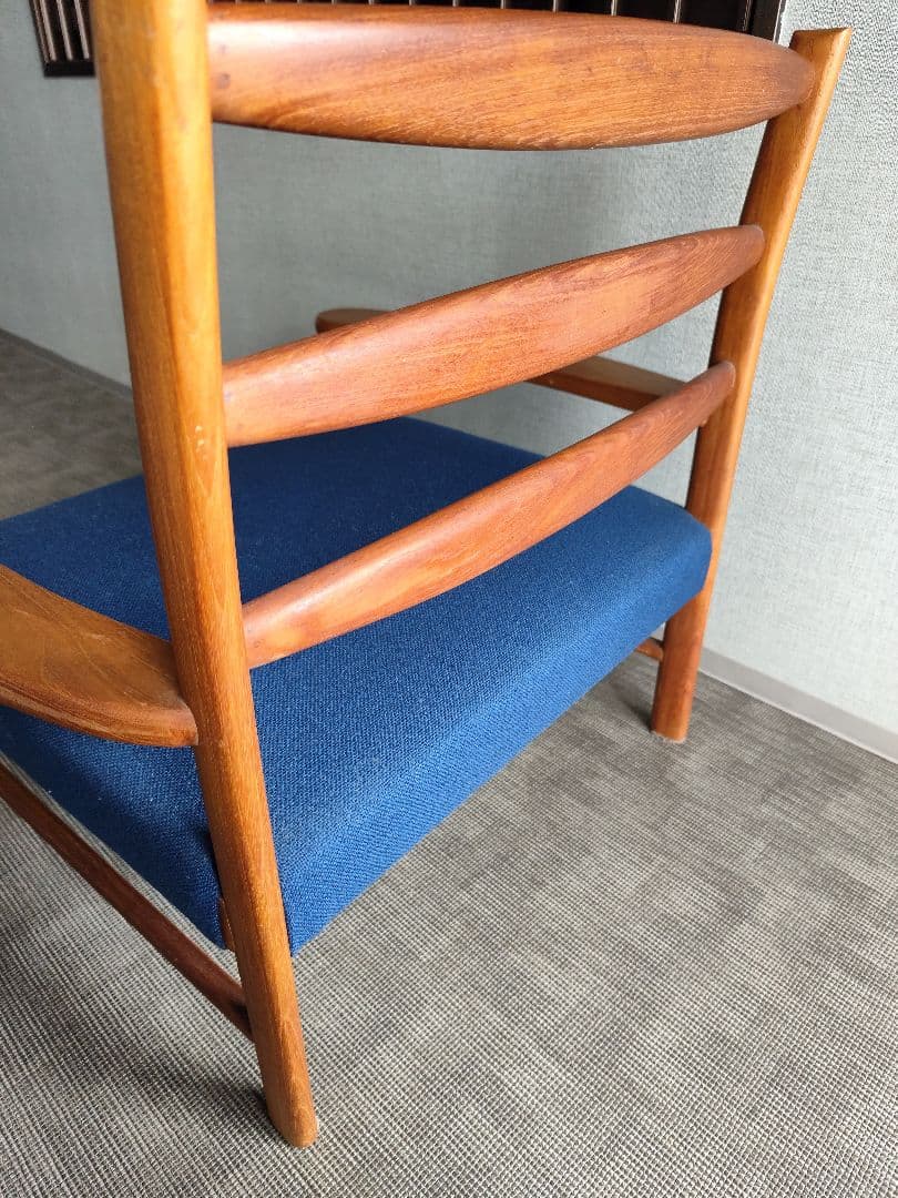 デンマーク　チーク　木製フレーム 青いクッション 　1人掛けチェア　肘掛け