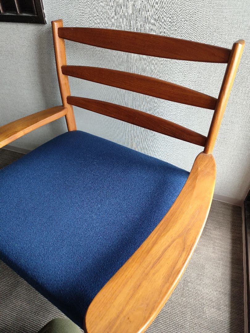 デンマーク　チーク　木製フレーム 青いクッション 　1人掛けチェア　肘掛け