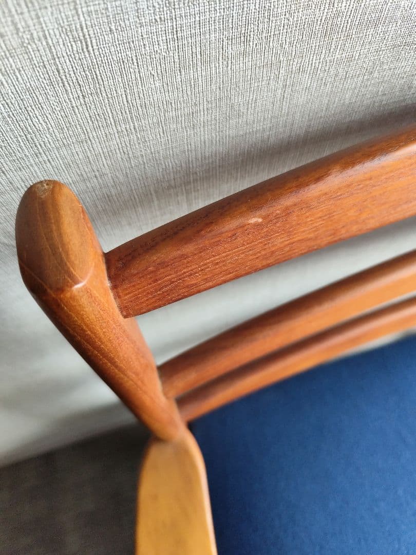 デンマーク　チーク　木製フレーム 青いクッション 　1人掛けチェア　肘掛け