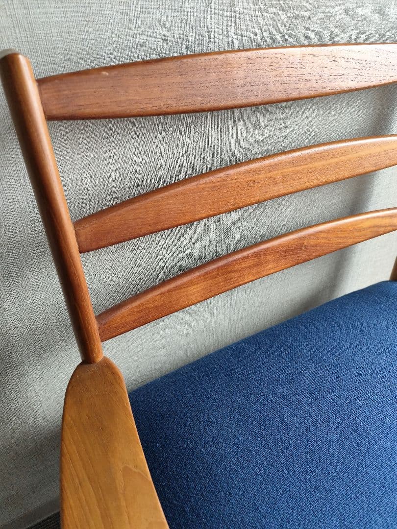 デンマーク　チーク　木製フレーム 青いクッション 　1人掛けチェア　肘掛け