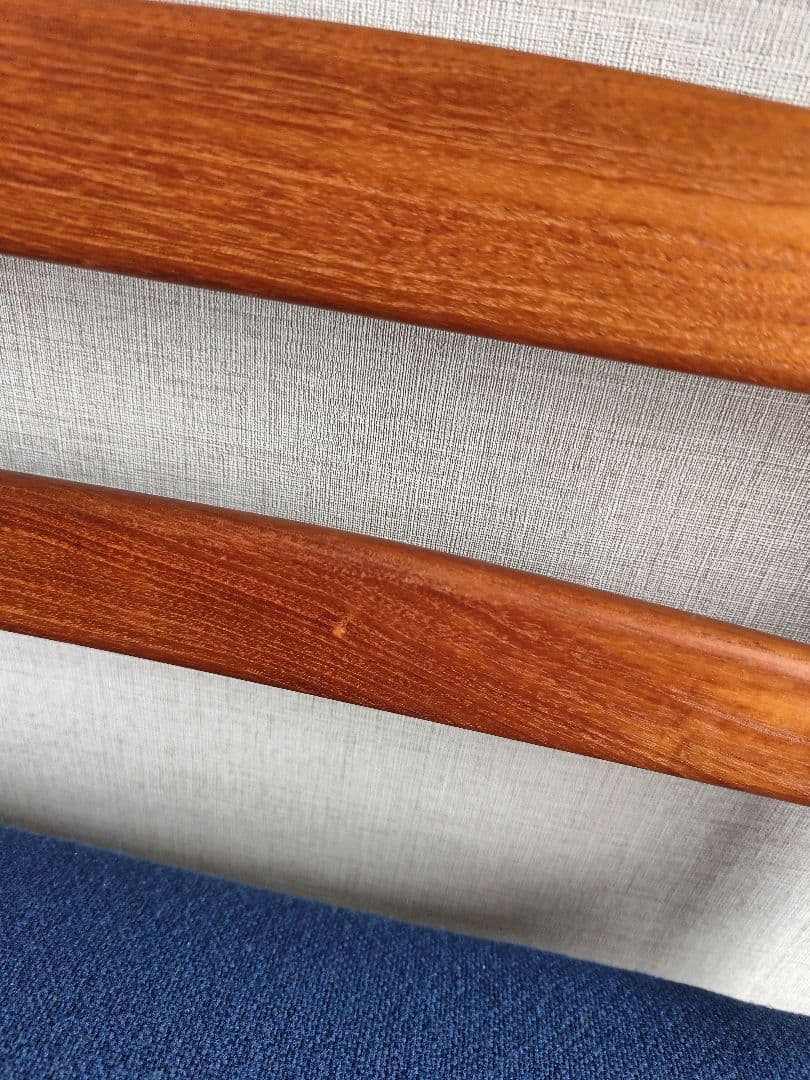 デンマーク　チーク　木製フレーム 青いクッション 　1人掛けチェア　肘掛け