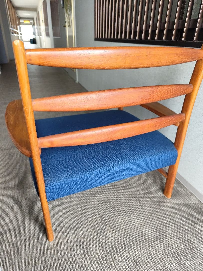 デンマーク　チーク　木製フレーム 青いクッション 　1人掛けチェア　肘掛け
