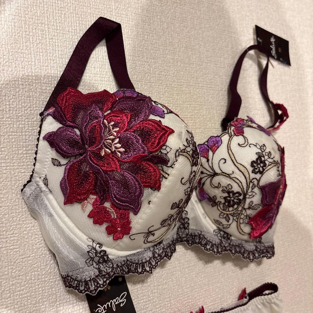 ワコール　サルート　花柄刺繍ブラジャーショーツセット　F65