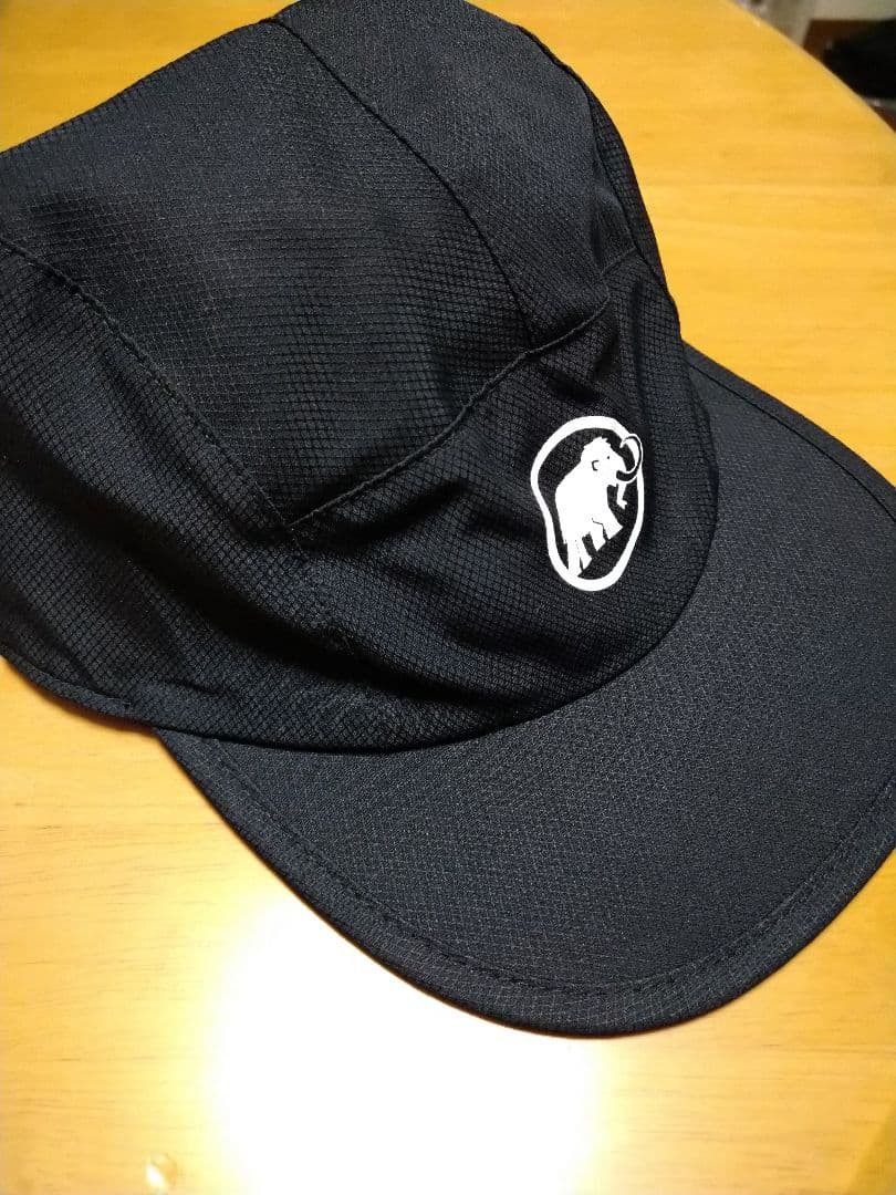 マムート　エナジーライトキャップ　ブラックとレッド