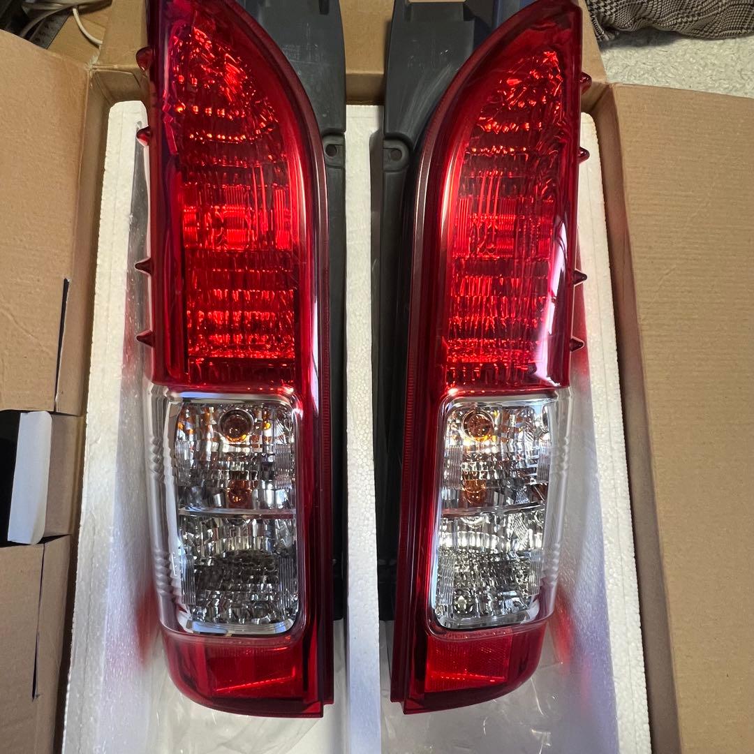 トヨタ ハイエース 200系 純正 テールランプ