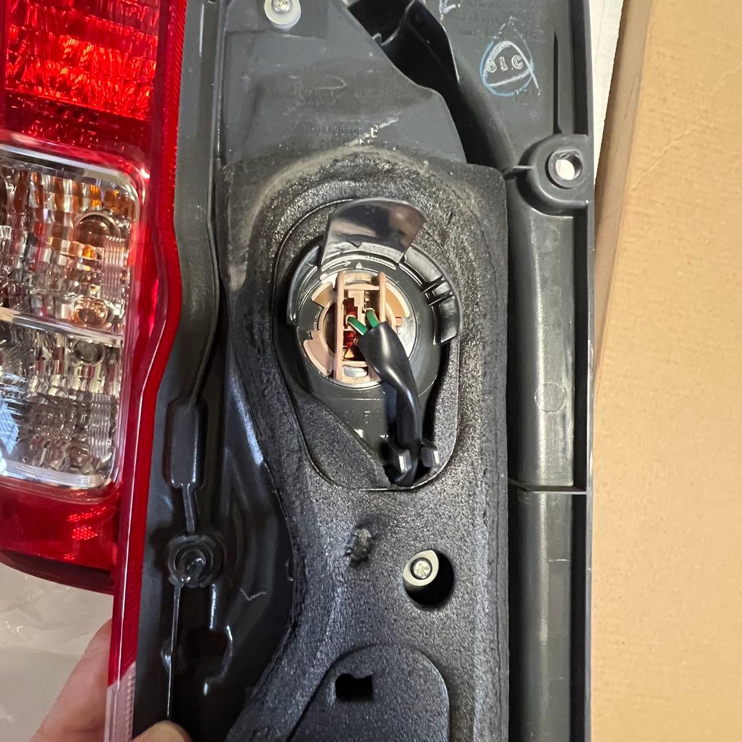 トヨタ ハイエース 200系 純正 テールランプ