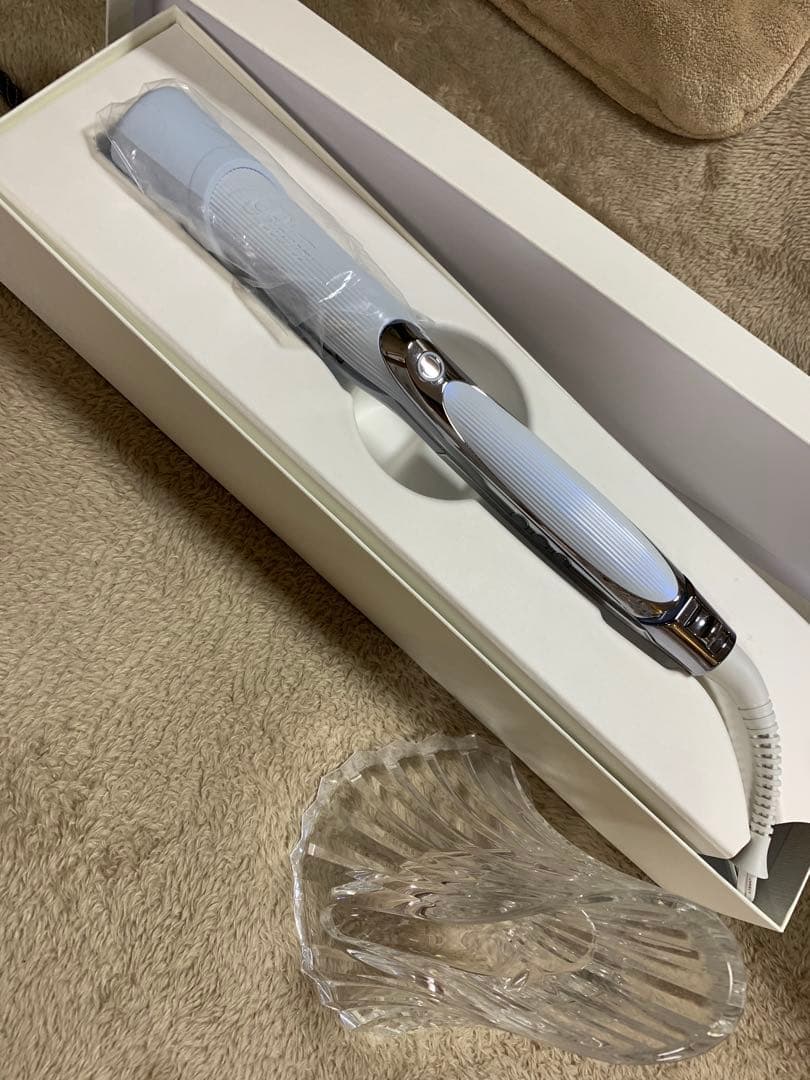 新品箱入り　保証書付き　リファ　ストレートヘアアイロン　ホルダー付き