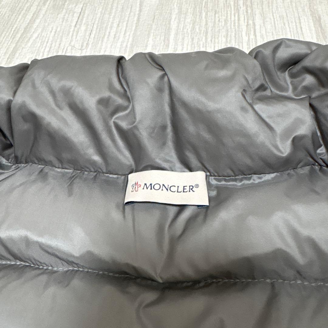 ぐー…。 MONCLER グレー ダウンジャケット