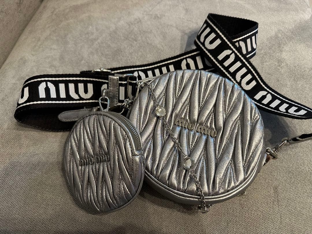 miu miu シルバー ボディバッグ