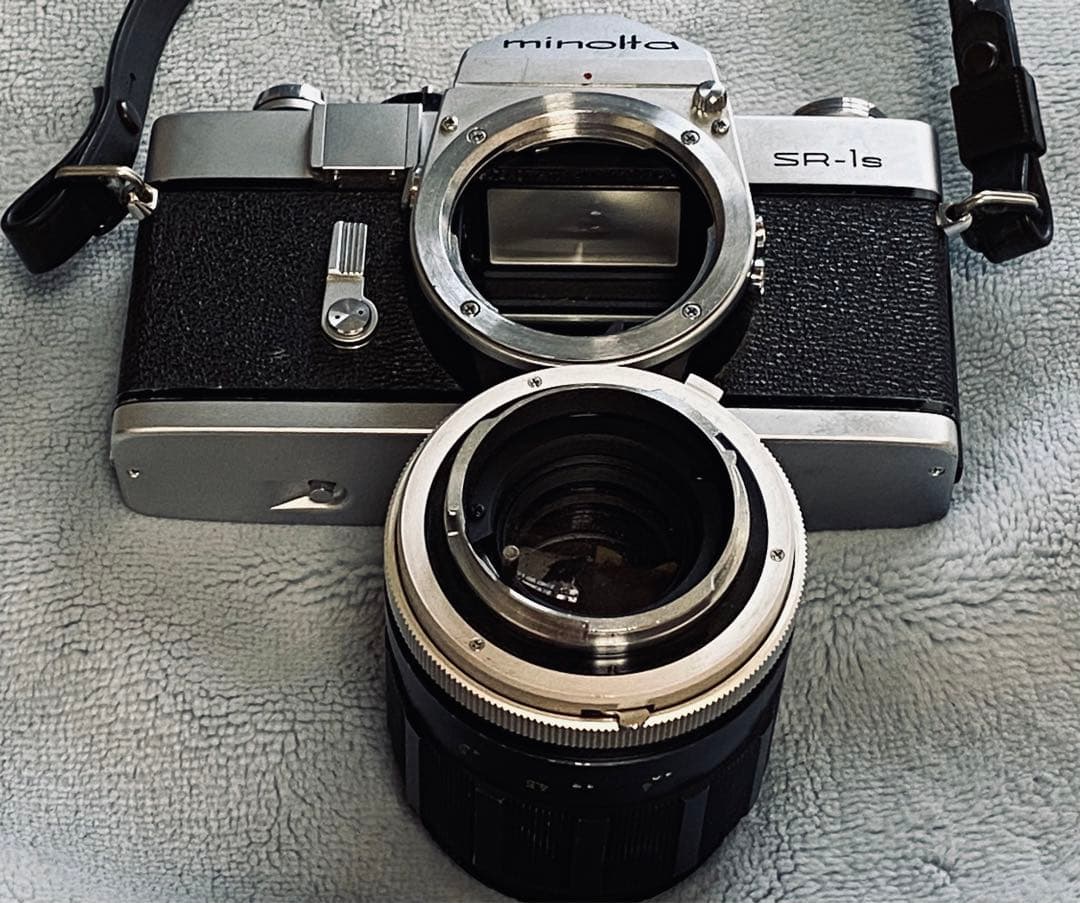 フイルム一眼レフカメラMinolta SR-1S , 100mm望遠レンズ付き