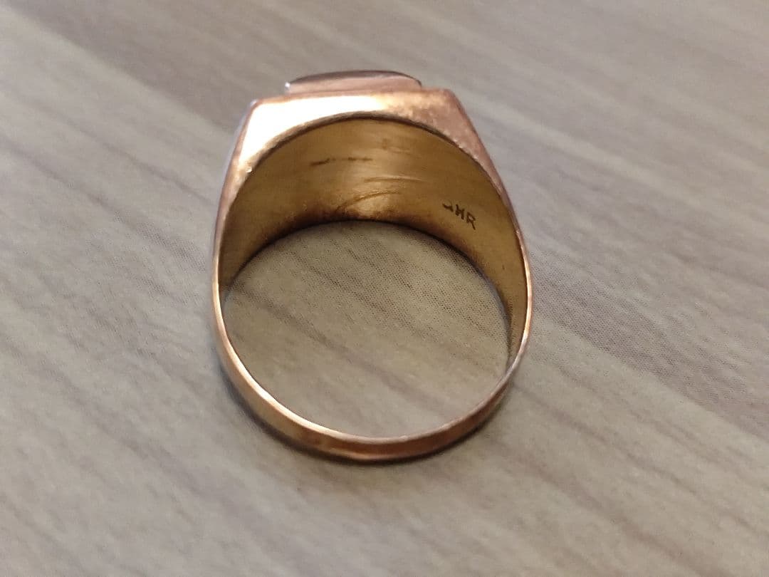 金色の黒いストーンリング