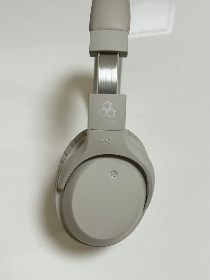 グレーオーバーイヤーワイヤレスヘッドフォン