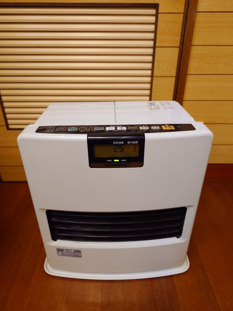 まだまだ寒い日にコロナ製石油ファンヒーター。