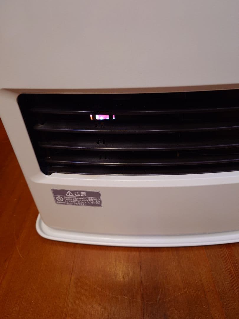 まだまだ寒い日にコロナ製石油ファンヒーター。