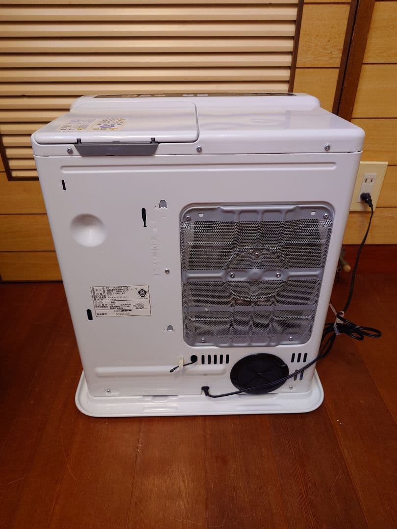 まだまだ寒い日にコロナ製石油ファンヒーター。