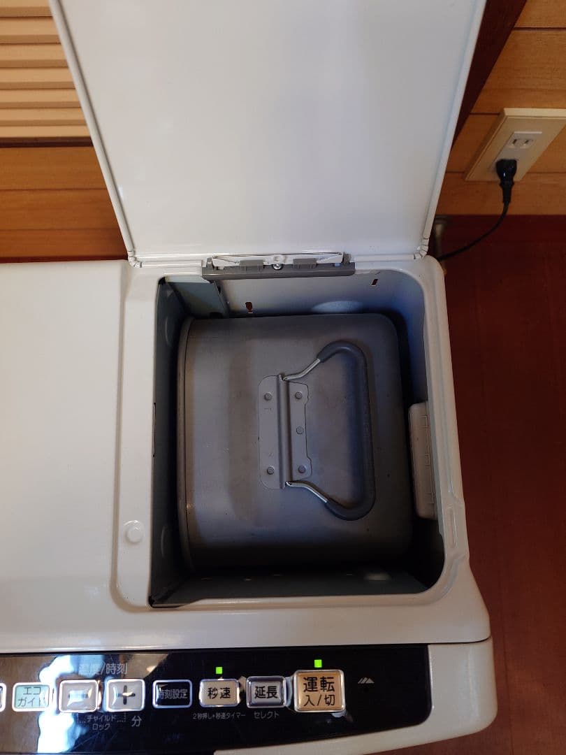 まだまだ寒い日にコロナ製石油ファンヒーター。