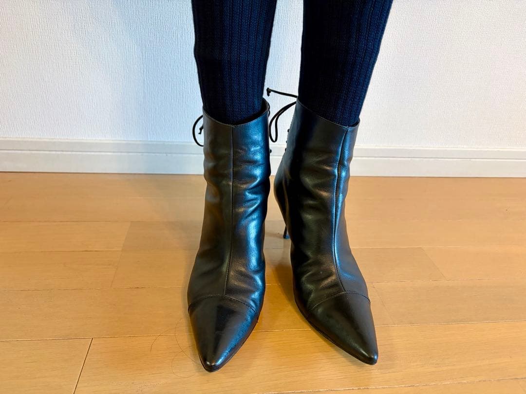 マノロブラニク　レースアップ ブラック ポインテッドトゥブーツ