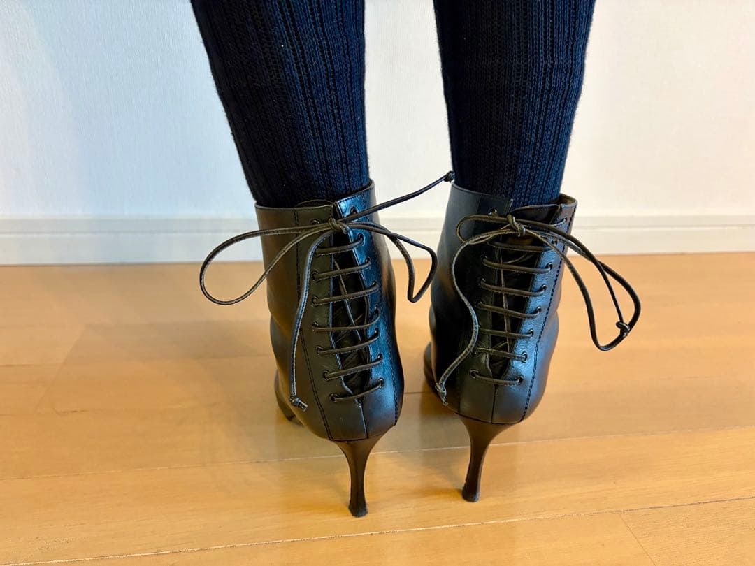 マノロブラニク　レースアップ ブラック ポインテッドトゥブーツ