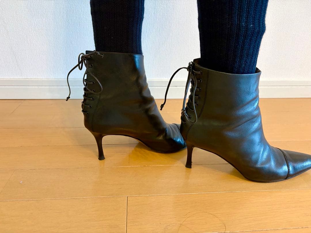 マノロブラニク　レースアップ ブラック ポインテッドトゥブーツ