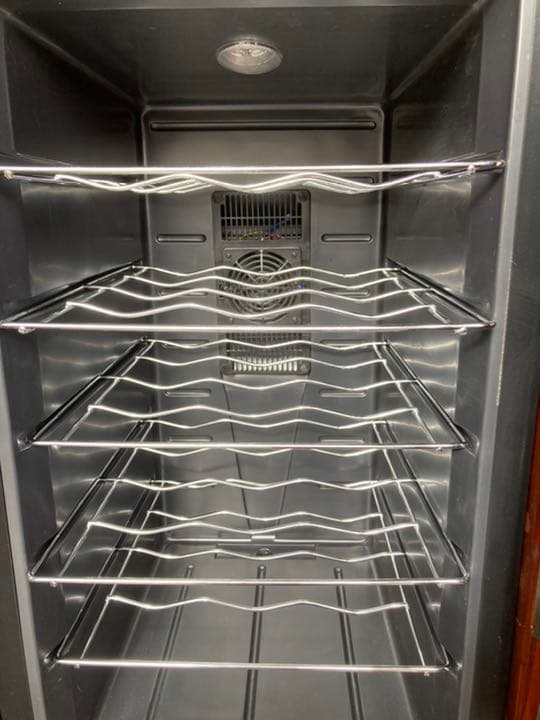 アンティークな樽型デザインのワインクーラーです。(赤字値段)