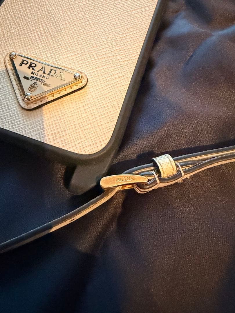 正規品 PRADA サフィアーノトライアングル iPhone14 Pro用ケース