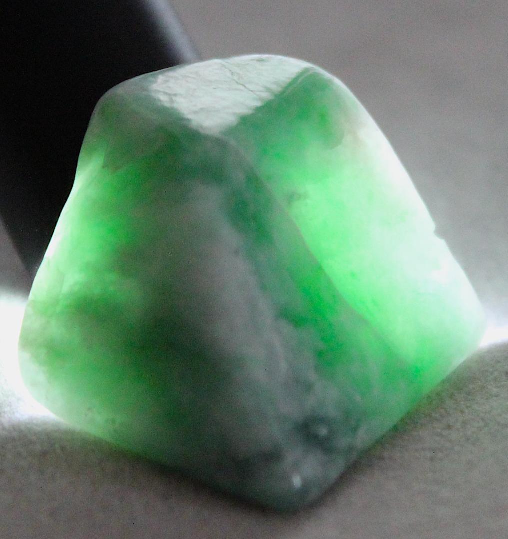 ［お菓子みたいな美翡翠］糸魚川翡翠 原石 タンブル 8.9g