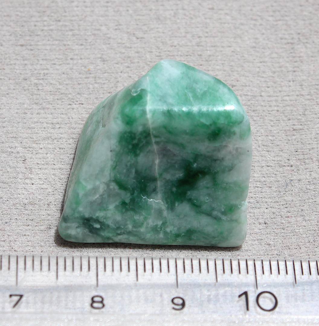 ［お菓子みたいな美翡翠］糸魚川翡翠 原石 タンブル 8.9g