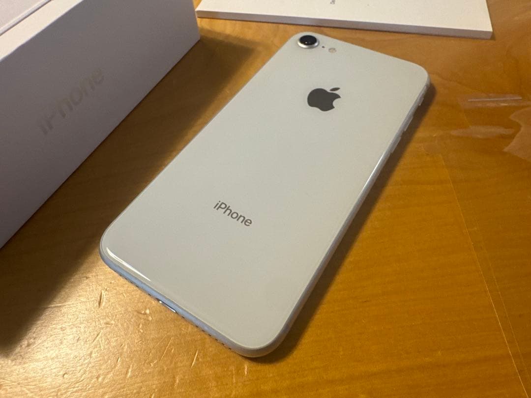 【送料込】iPhone8 64GB シルバーSIMフリー