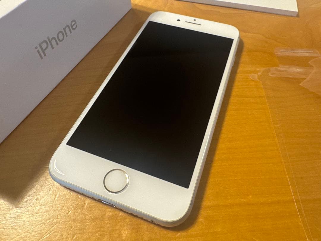 【送料込】iPhone8 64GB シルバーSIMフリー