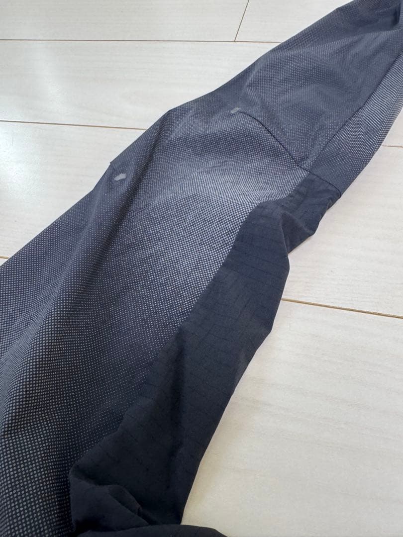 on ランニングジャケット グレー/ブラック