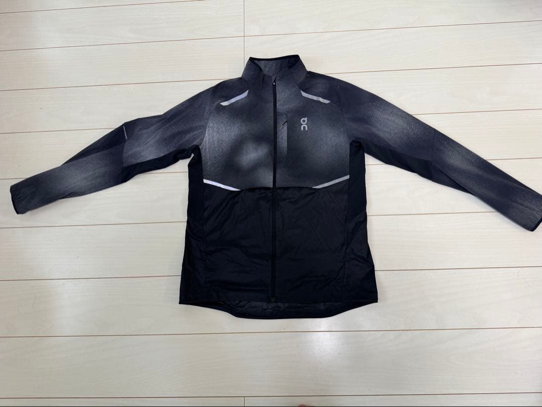on ランニングジャケット グレー/ブラック