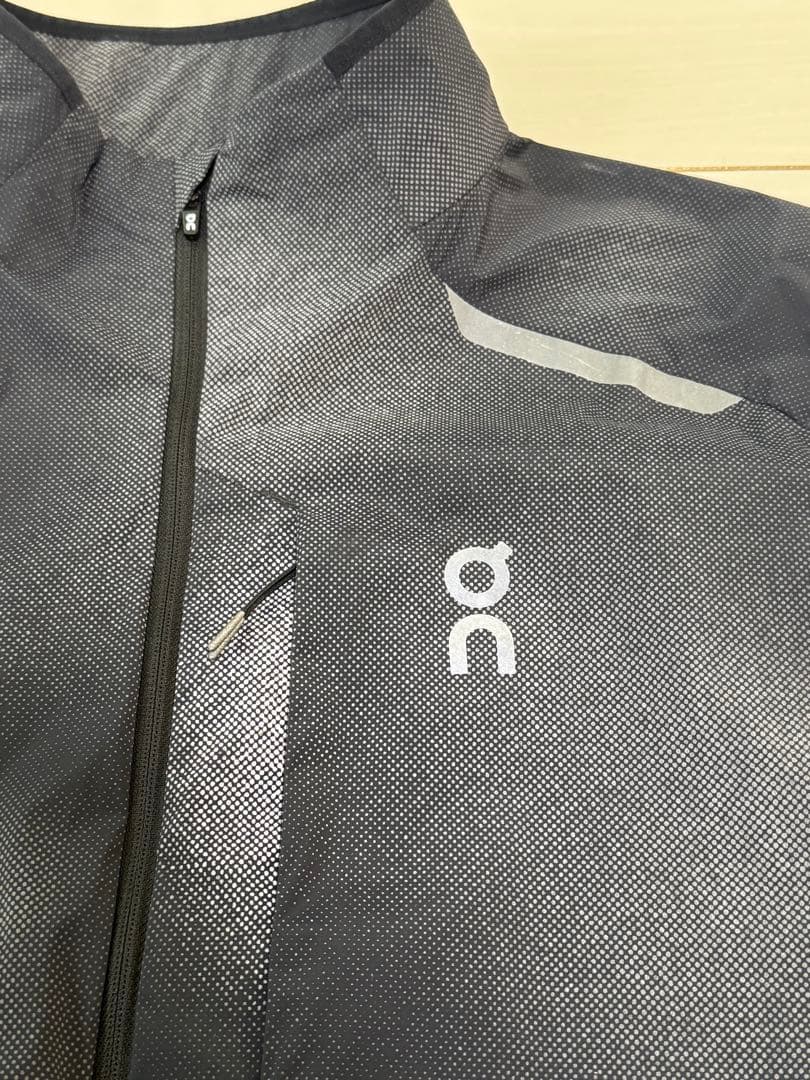 on ランニングジャケット グレー/ブラック