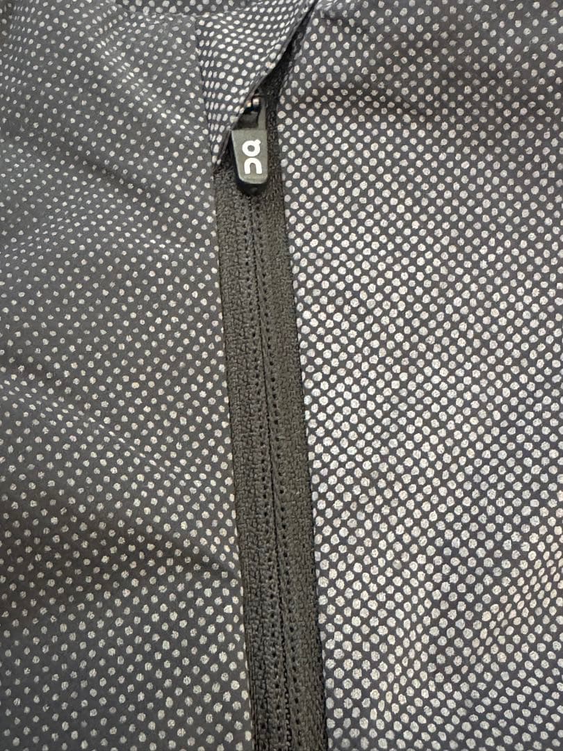 on ランニングジャケット グレー/ブラック