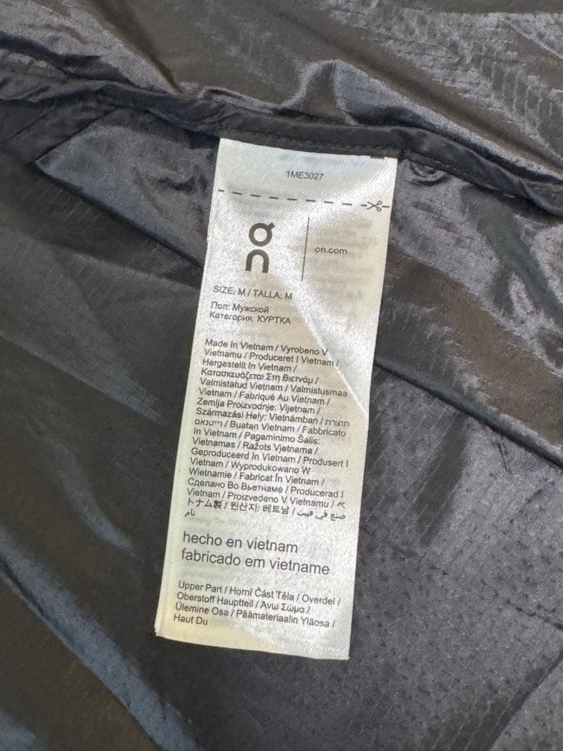 on ランニングジャケット グレー/ブラック