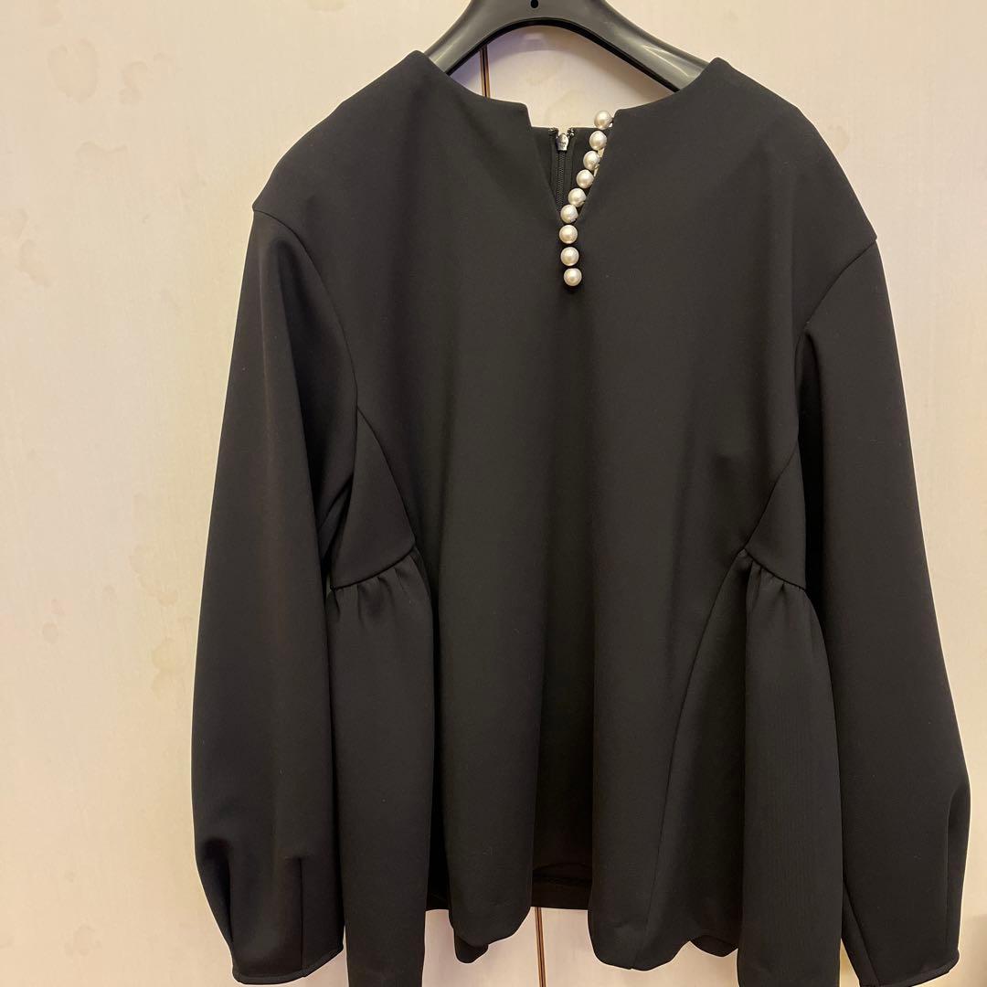 美品UNITED ARROWS SPONGY パールモチーフブラウス　ブラック