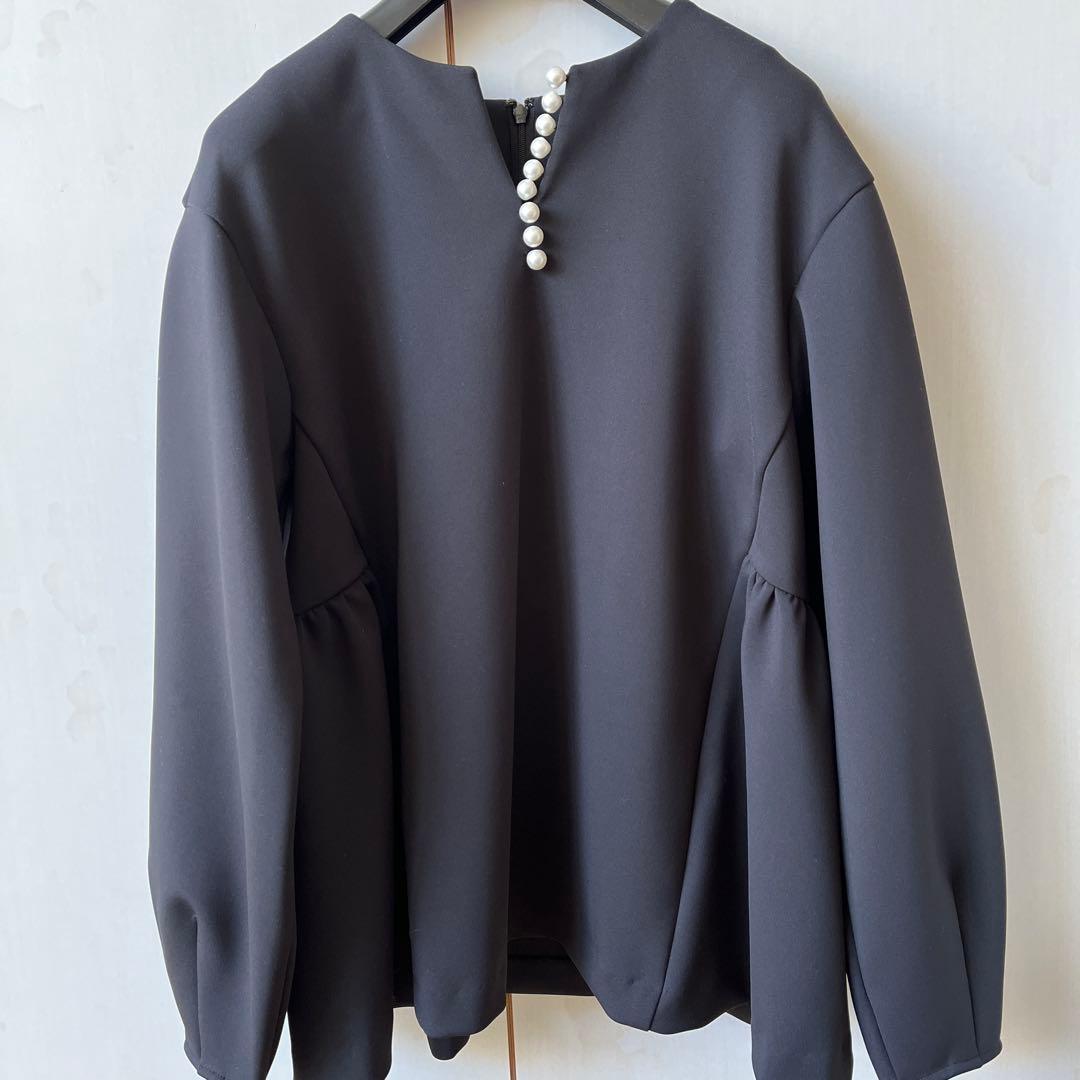 美品UNITED ARROWS SPONGY パールモチーフブラウス　ブラック