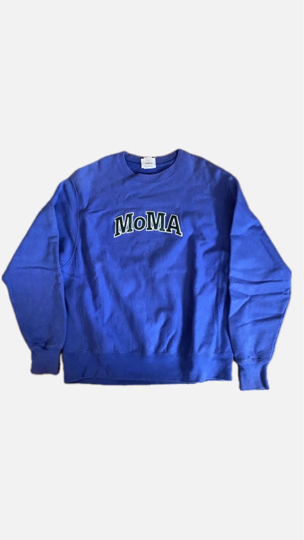 MoMAロゴ入り青クルーネックトレーナー