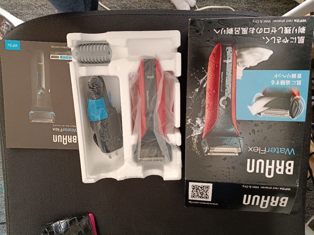 BRAUN WaterFlex メンズ電気シェーバー2代と替刃4つ。
