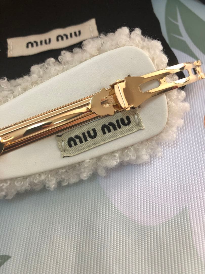ミュウミュウ　メタルロゴヘアピン　シープスキン　ホワイト　超美品