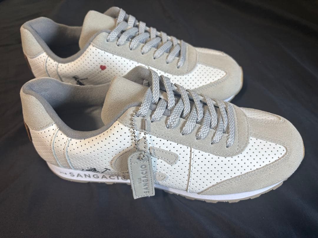 にゅ～ず MOMBRANDALISEDスニーカー バンクシー