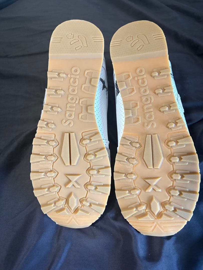 にゅ～ず MOMBRANDALISEDスニーカー バンクシー