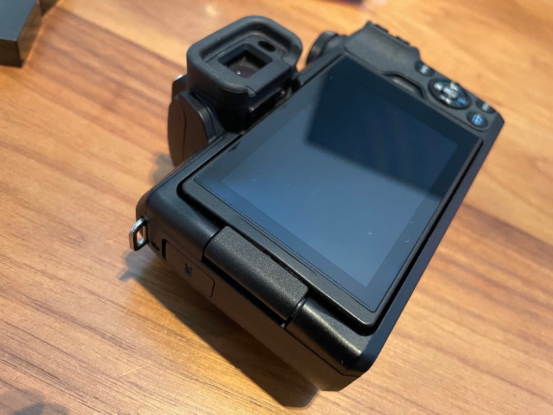 【美品】Canon EOS Kiss M2 ダブルズームキット　ミラーレス