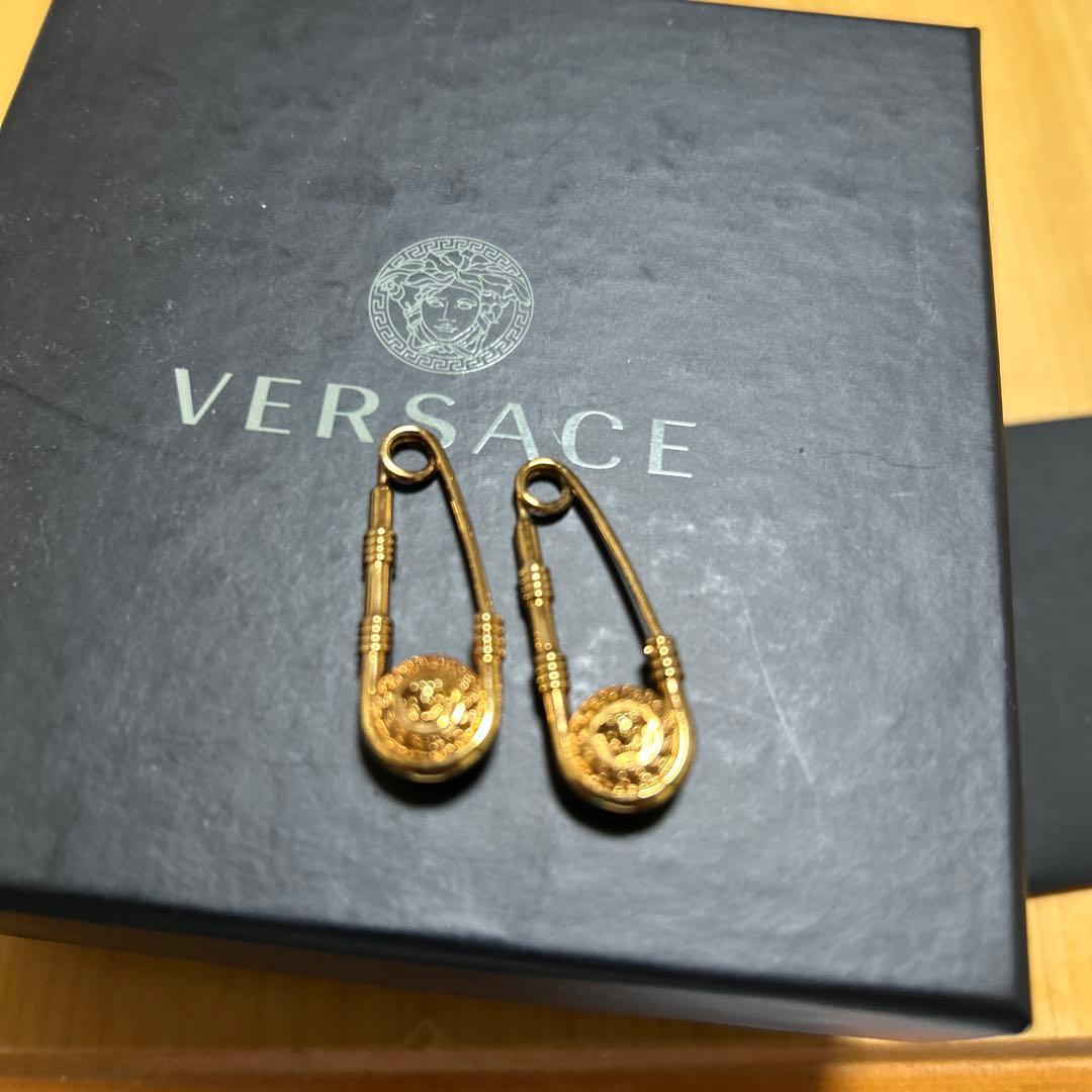 VERSACE ゴールド安全ピン型ピアス