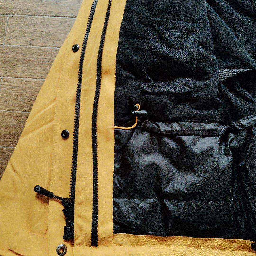 パルカ　（2025年2月5、7日　南極上陸時に着用） &　ボトル